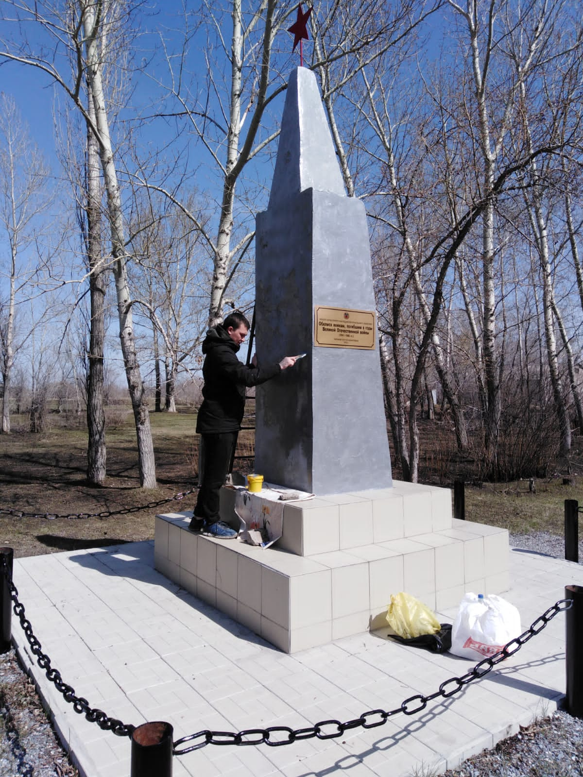 Субботник на Обелиске воинам, погибшим в годы Великой Отечественной войны 1941-1945гг. (объект культурного наследия).