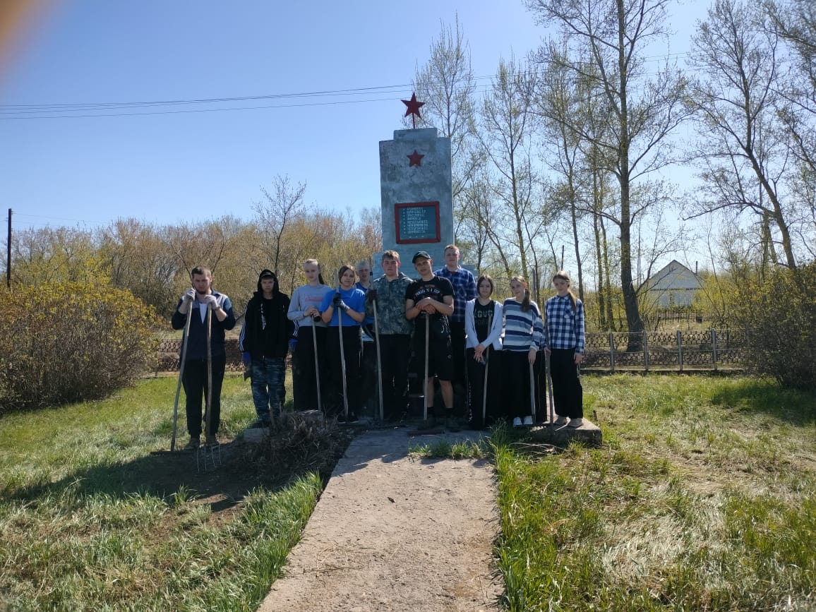26.04.2025 г. Юнармейский отряд «Отвага» Красноярской общеобразовательной школы и ребята из «Движения Первых» провели уборку территории памятника &amp;quot;Братская могила партизан&amp;quot;.