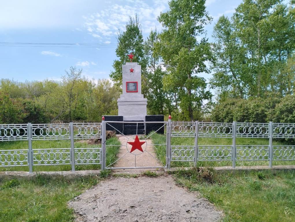 07.05.2025 г. Работниками Администрации Красноярского сельсовета был произведён косметический ремонт Братской могилы партизан..