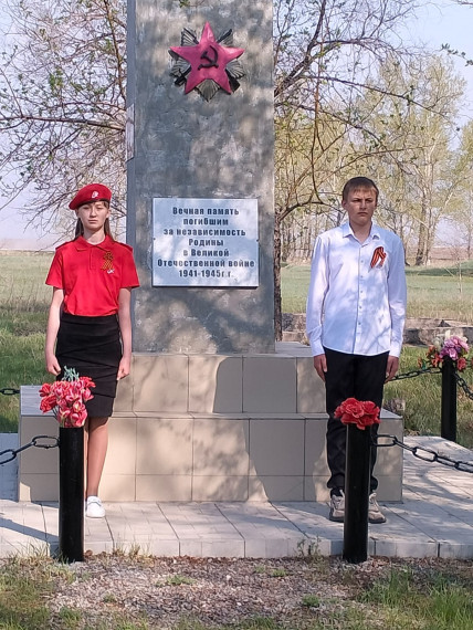 Почётный караул у обелиска воинам, погибшим в годы Великой Отечественной войны (1941-1945 гг.). Почётный караул у обелиска воинам, погибшим в годы Великой Отечественной войны (1941-1945 гг.).
